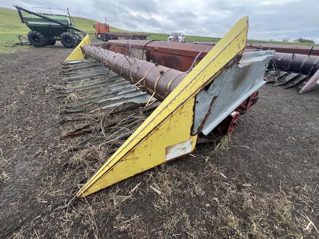 Image of International Harvester 810 equipment image 3