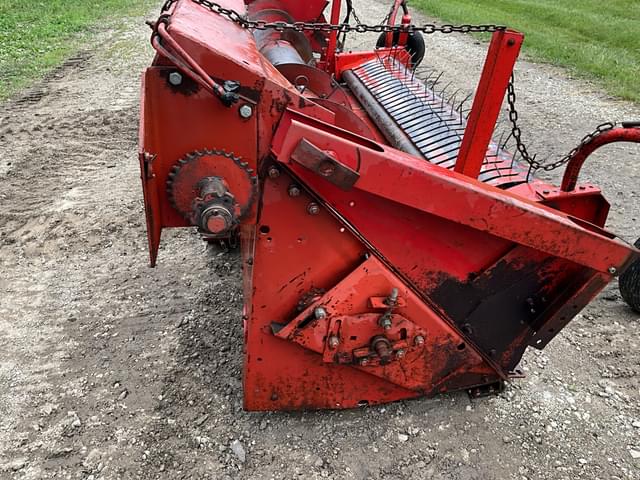 Image of International Harvester 810 equipment image 3