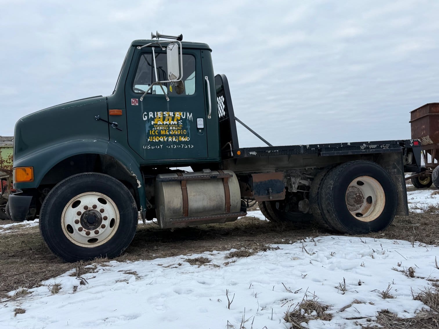1999 International 8100 Equipment Image0