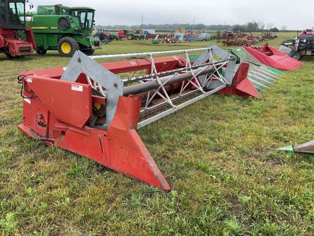Image of International Harvester 820 equipment image 1