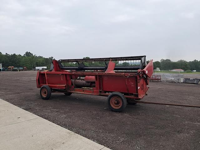 Image of International Harvester 820 equipment image 1