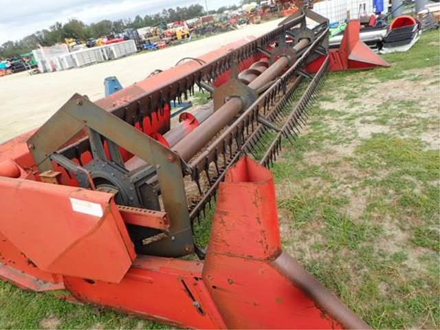 Image of International Harvester 820 equipment image 1