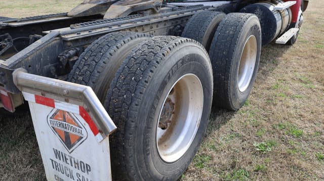 Image of International 8200 equipment image 2