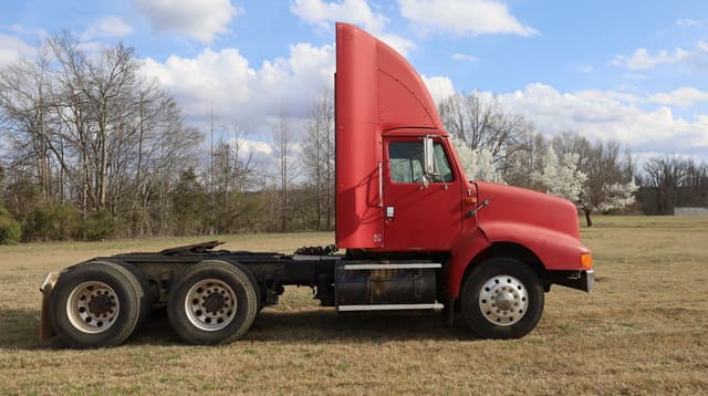 Image of International 8200 equipment image 1