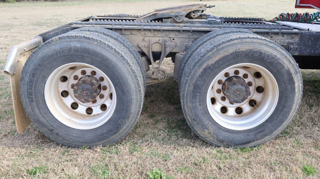 Image of International 8200 equipment image 4