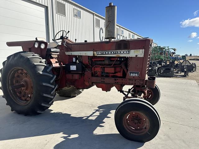 Image of International Harvester 826 equipment image 1