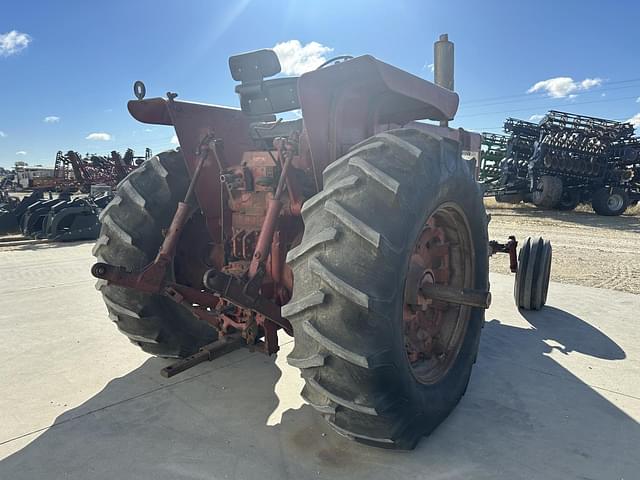 Image of International Harvester 826 equipment image 2