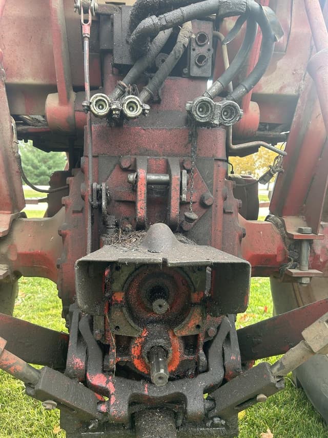 Image of International Harvester 826 equipment image 4