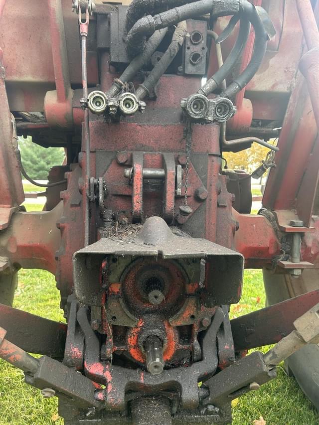 Image of International Harvester 826 equipment image 4