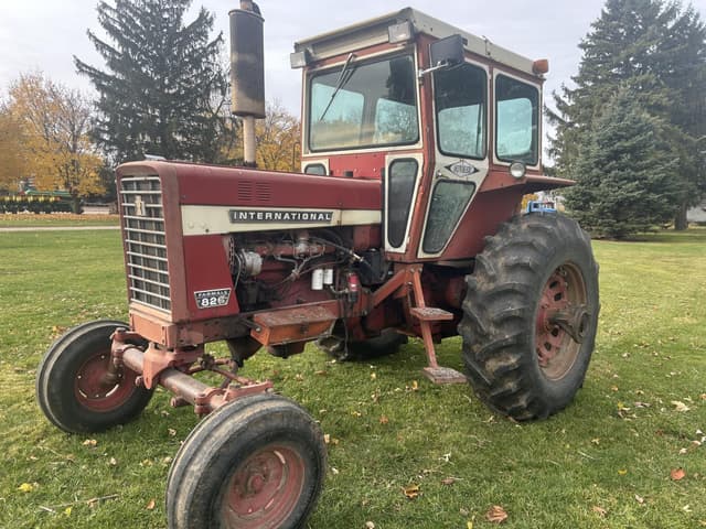 Image of International Harvester 826 equipment image 1