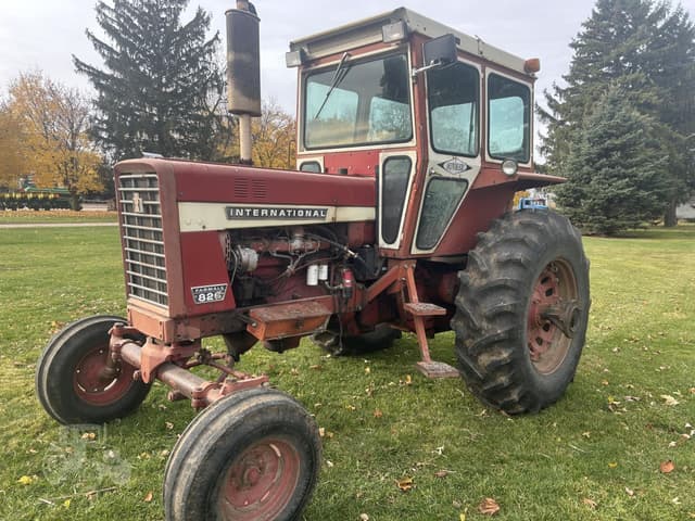 Image of International Harvester 826 equipment image 1