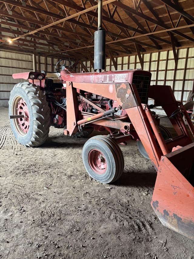 Image of International Harvester 826 equipment image 4