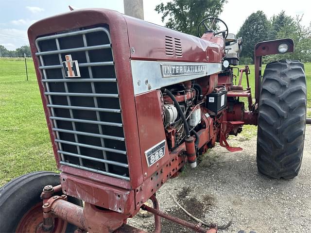 Image of International Harvester 826 equipment image 2