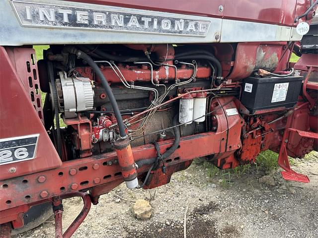 Image of International Harvester 826 equipment image 4