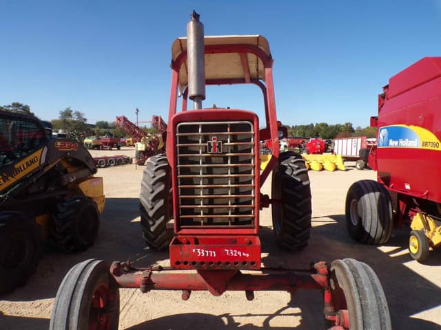 Image of International Harvester 826 equipment image 2