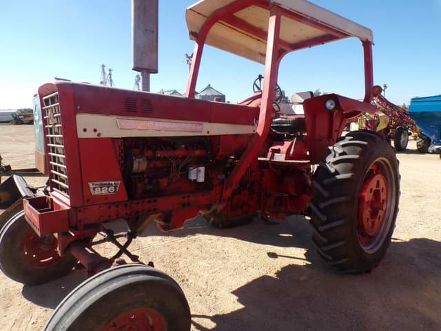 Image of International Harvester 826 equipment image 3