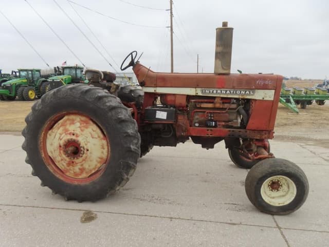 Image of International Harvester 826 equipment image 4