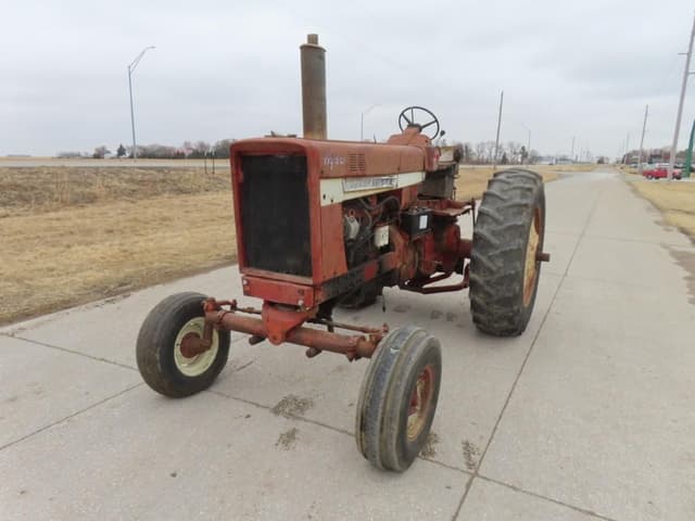 Image of International Harvester 826 equipment image 1