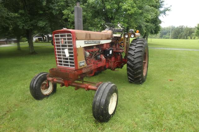 Image of International Harvester 826 equipment image 2