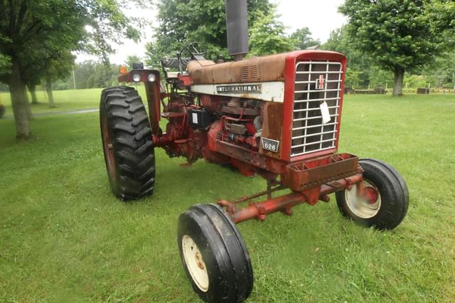 Image of International Harvester 826 equipment image 1