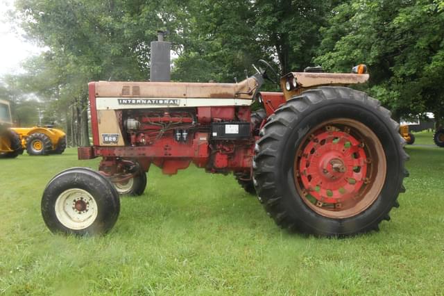 Image of International Harvester 826 equipment image 3