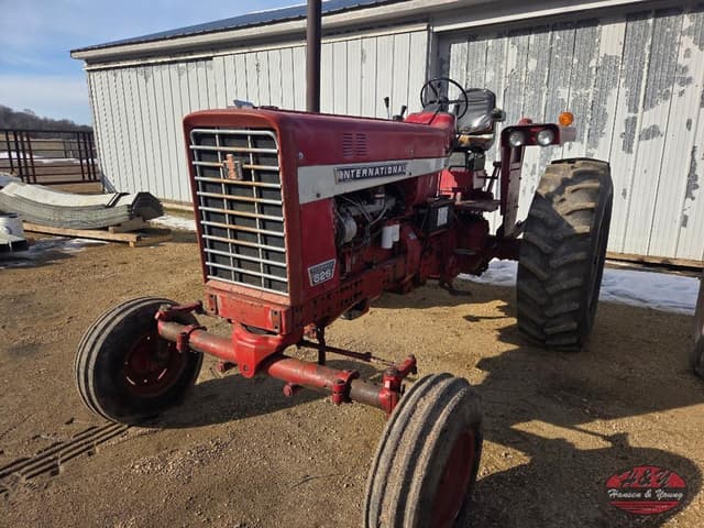Image of International Harvester 826 equipment image 2