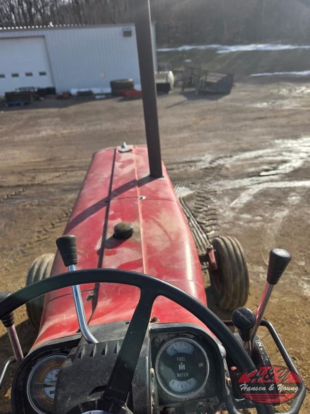 Image of International Harvester 826 equipment image 3