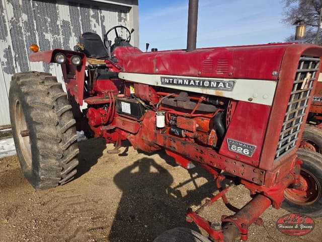 Image of International Harvester 826 equipment image 1