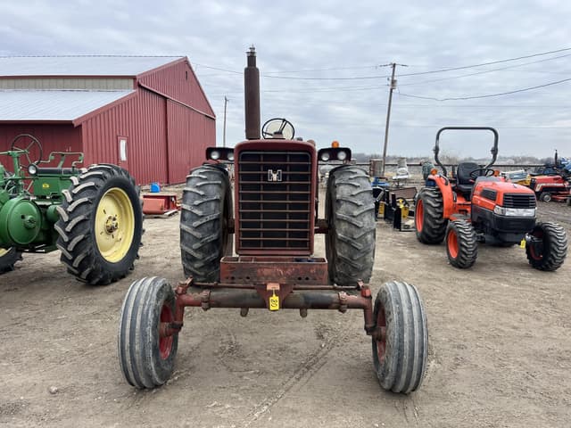 Image of International Harvester 826 equipment image 1