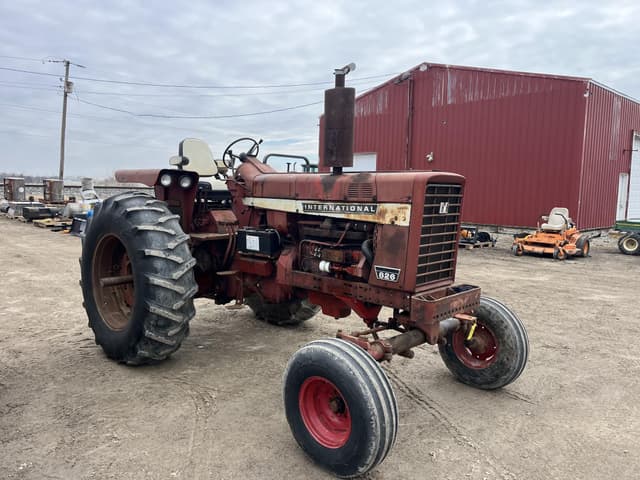 Image of International Harvester 826 equipment image 2