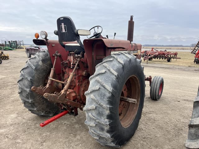 Image of International Harvester 826 equipment image 3