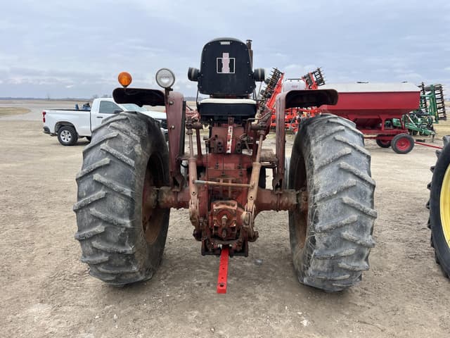 Image of International Harvester 826 equipment image 4