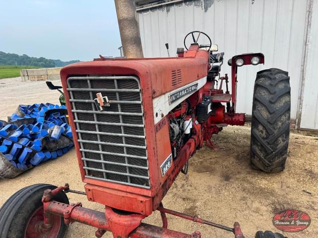 Image of International Harvester 826 equipment image 1