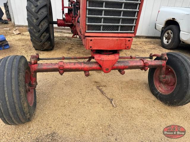 Image of International Harvester 826 equipment image 4