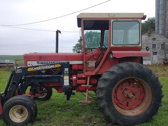 Image of International Harvester 826 equipment image 1