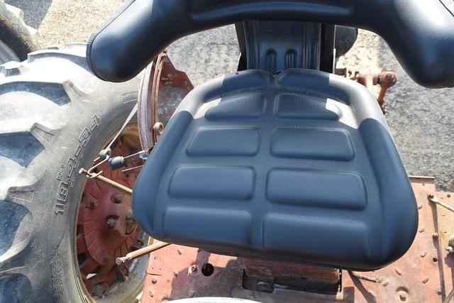 Image of International Harvester 826 equipment image 4