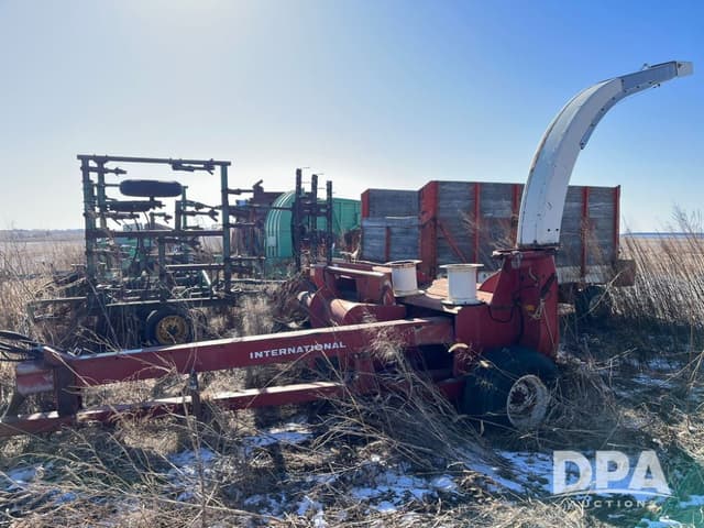 Image of International Harvester 830 equipment image 1