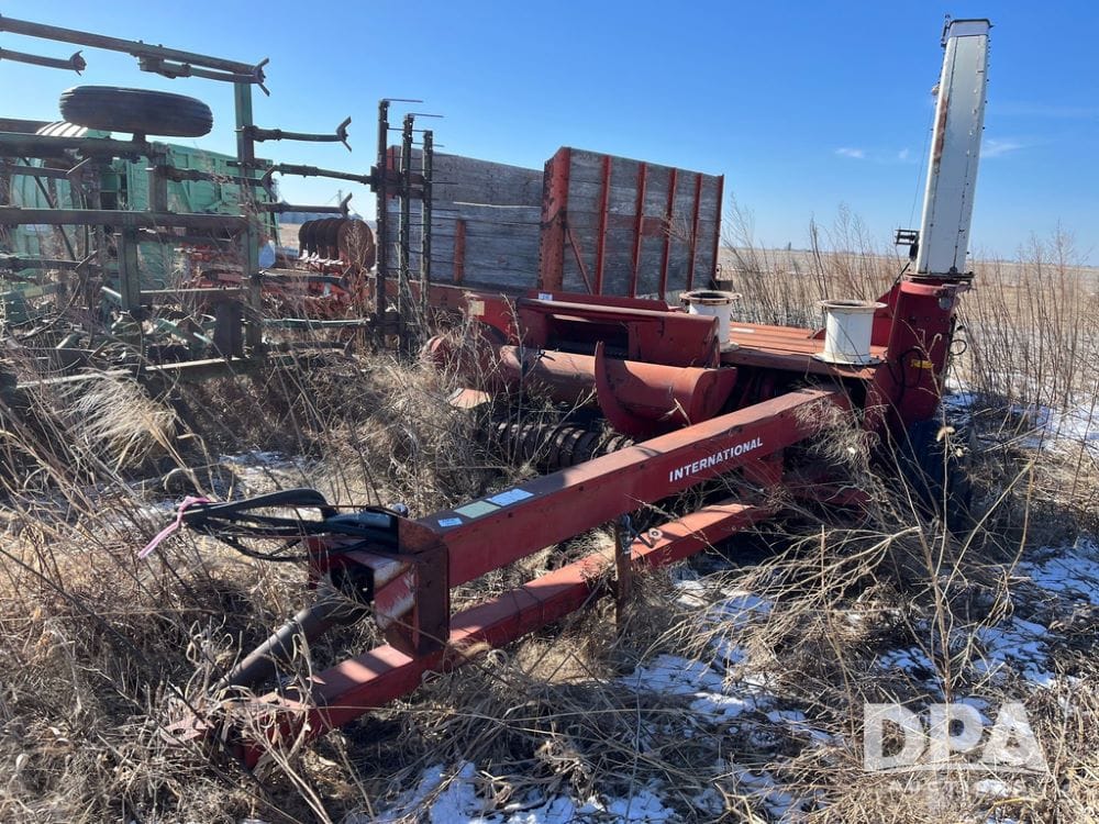 International Harvester 830 Equipment Image0