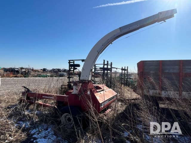 Image of International Harvester 830 equipment image 2