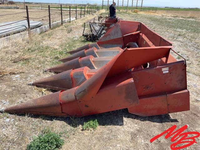 Image of International Harvester 843 equipment image 1