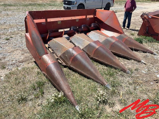 Image of International Harvester 843 equipment image 4