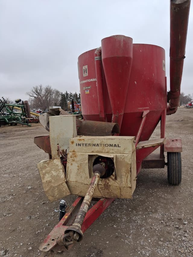 Image of International Harvester 850 equipment image 3