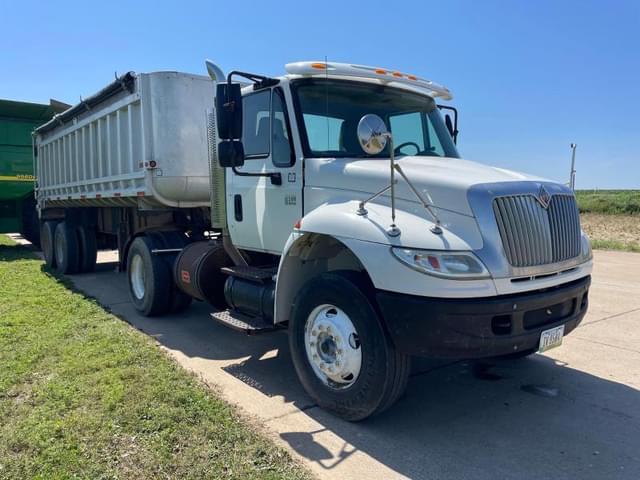 Image of International 8500 equipment image 1