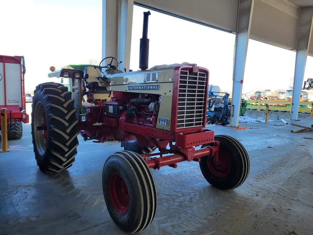 International Harvester 856 Equipment Image0