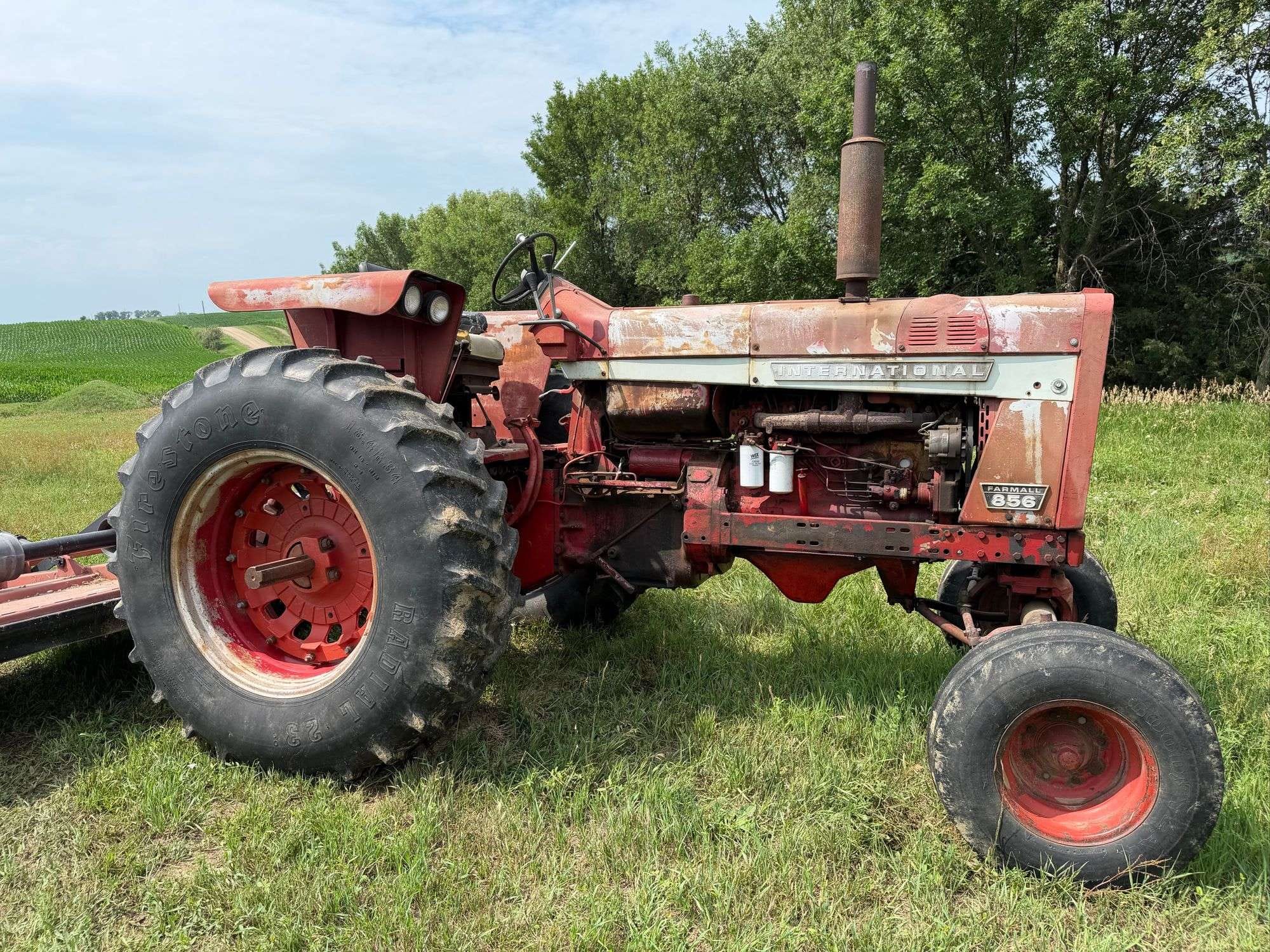 International Harvester 856 Equipment Image0