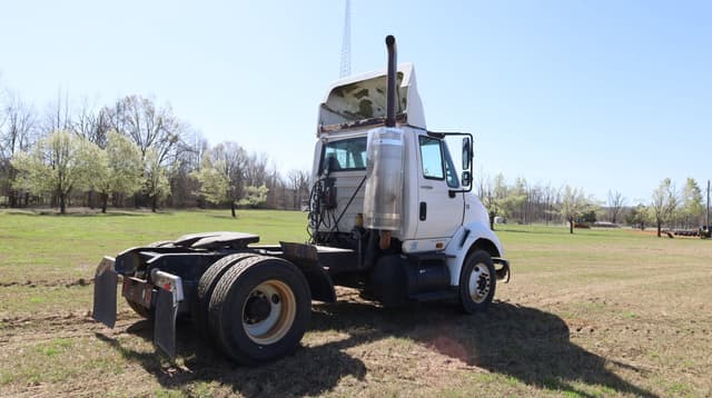 Image of International 8600 equipment image 4