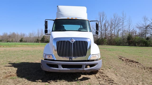 Image of International 8600 equipment image 1