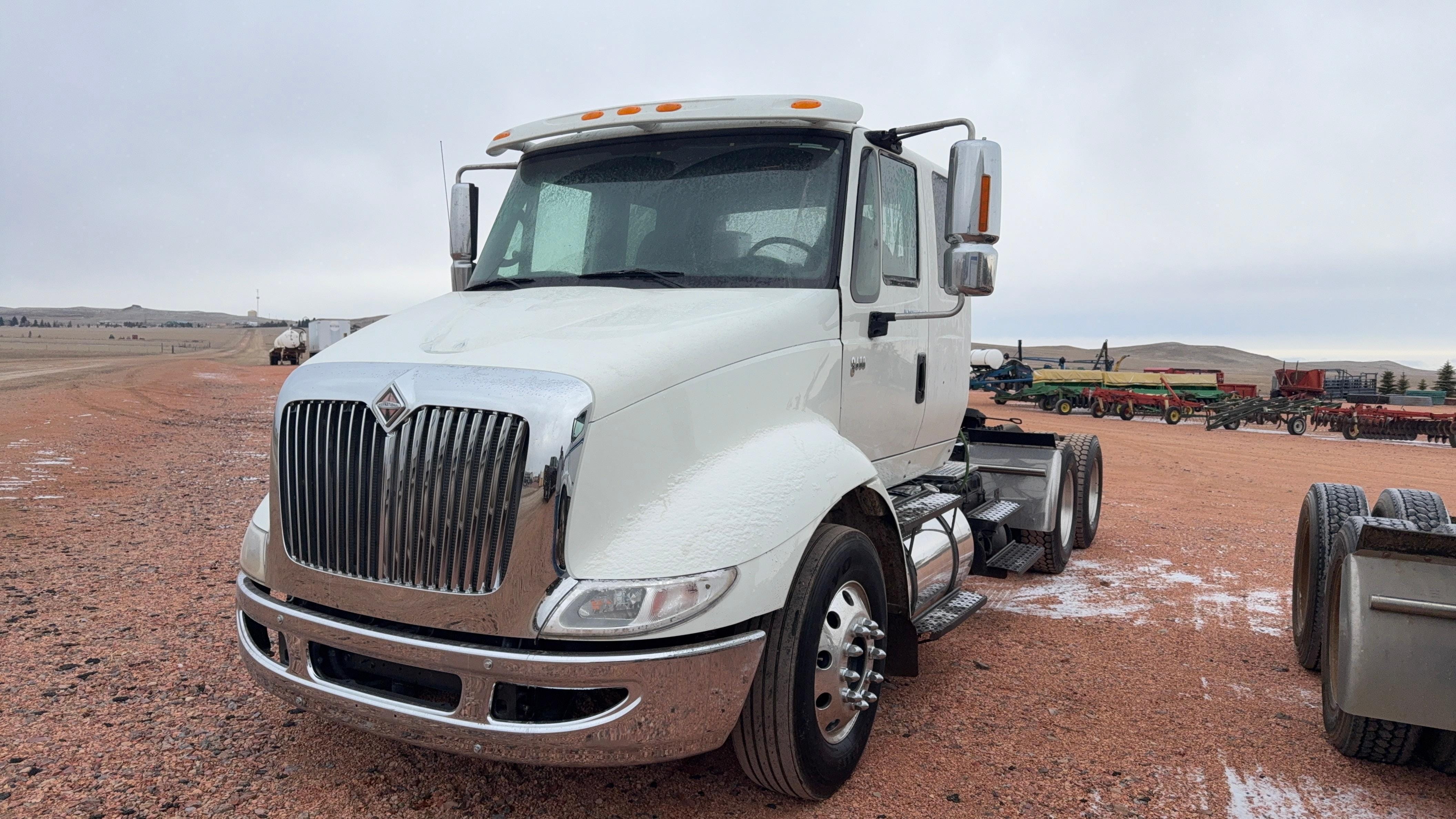 International 8600 Equipment Image0