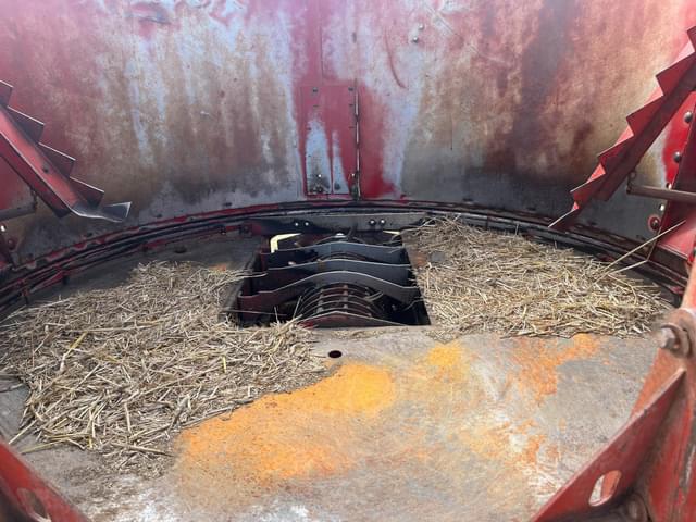 Image of International Harvester 8610 equipment image 3