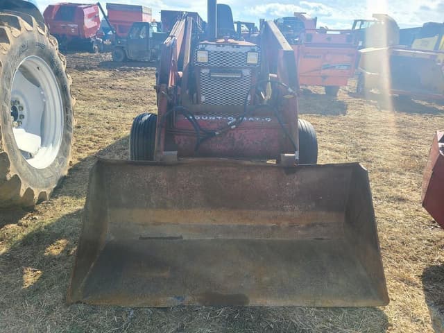 Image of International Harvester 884 equipment image 1
